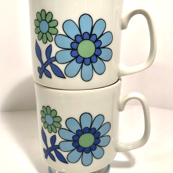 2 Vintage floral pedestal mugs, white with blue and green flowers. Japan. - Picture 5 of 8